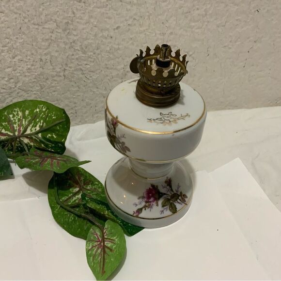 VINTAGE TILSO JAPAN  OIL LANTERN AND CHIMNEY WITH PINK ROSES 7” no glass G16 - Picture 4 of 7